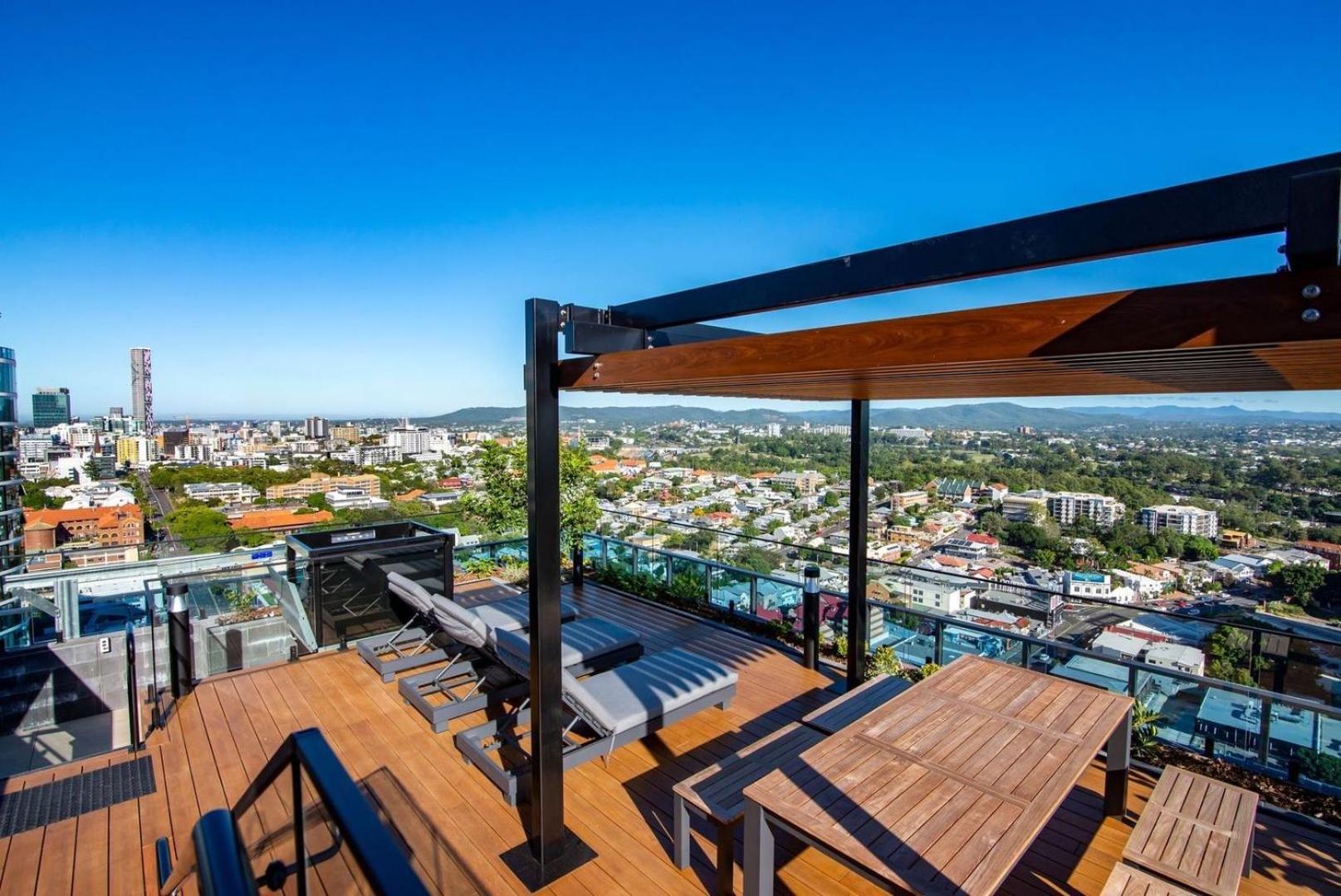 Luxe 3br With Views, Car Park And Rooftop Pool Apartment