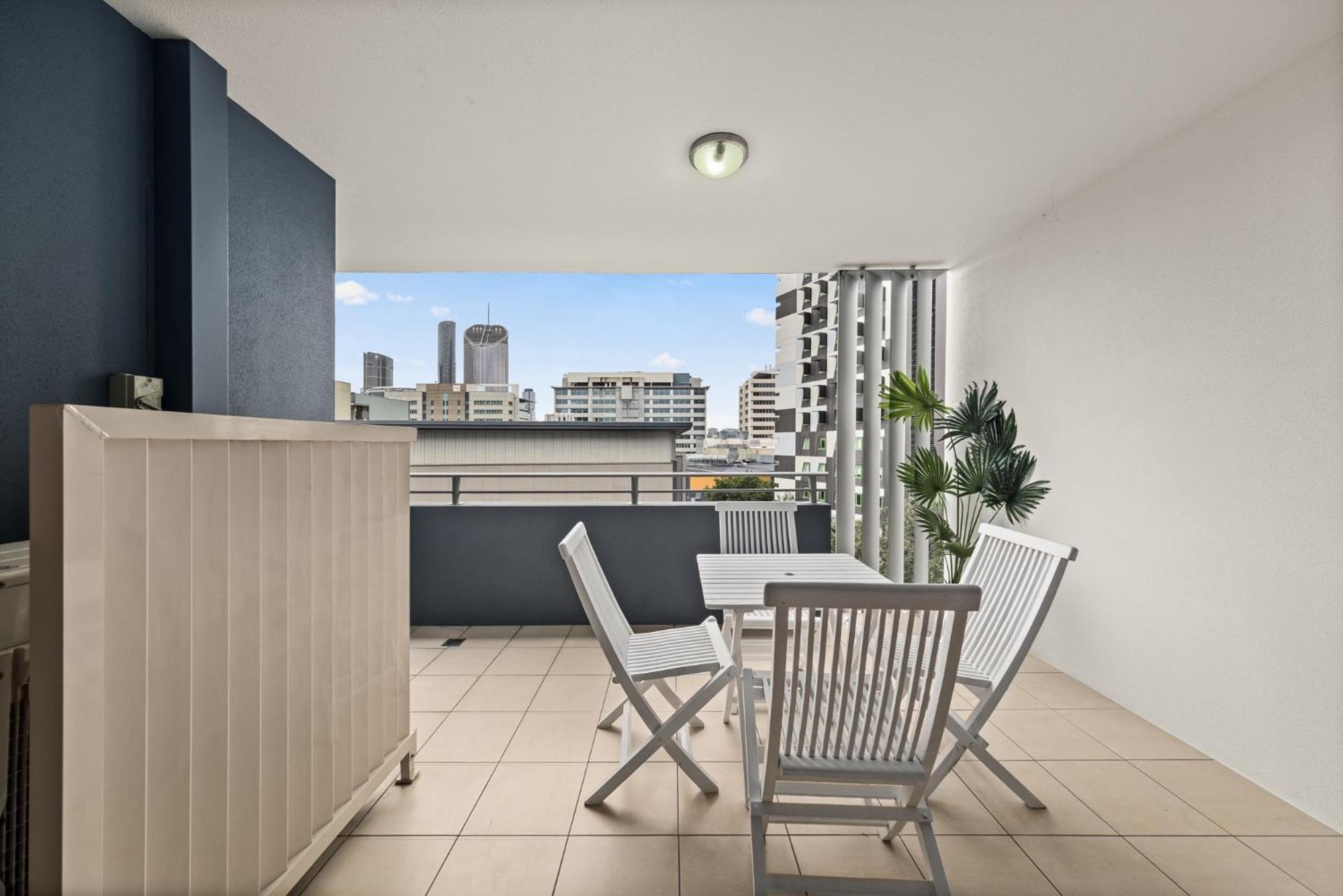 Modern 2-bed With Gym & Sauna Access Apartment *