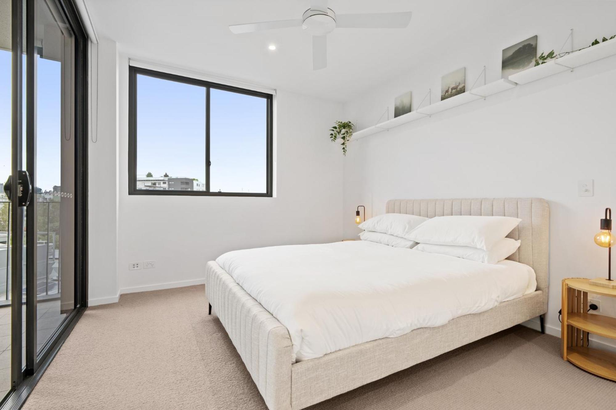 Apartment Spacious West End With Pool & Bbq Access