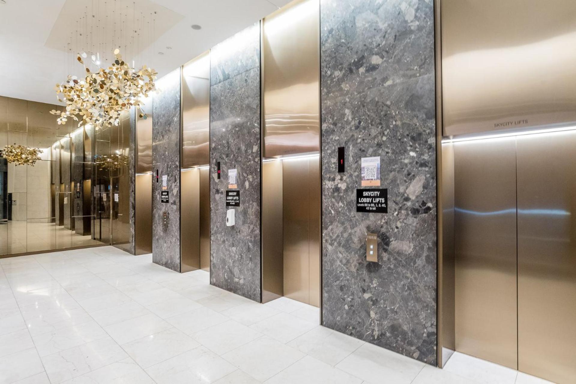 Skyline Serenity - Level 62 With Stunning Views! Apartment