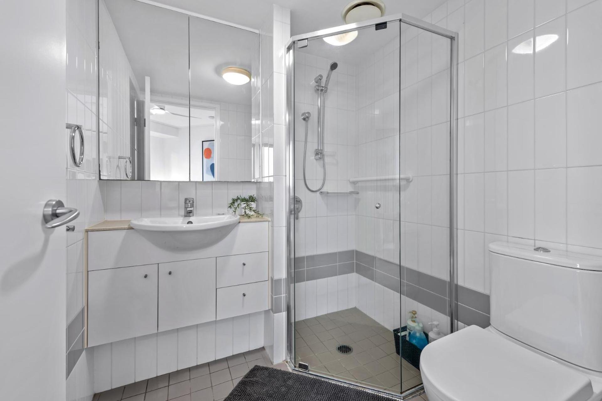 A Touch Of Class - 2bed-2bath-1car-balcony-views - Cbd Apartment *