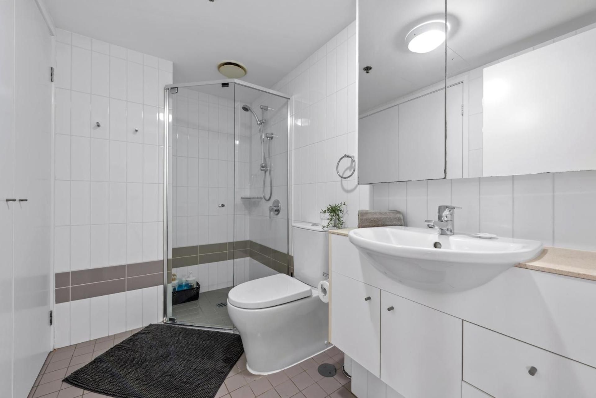 Apartment A Touch Of Class - 2bed-2bath-1car-balcony-views - Cbd *