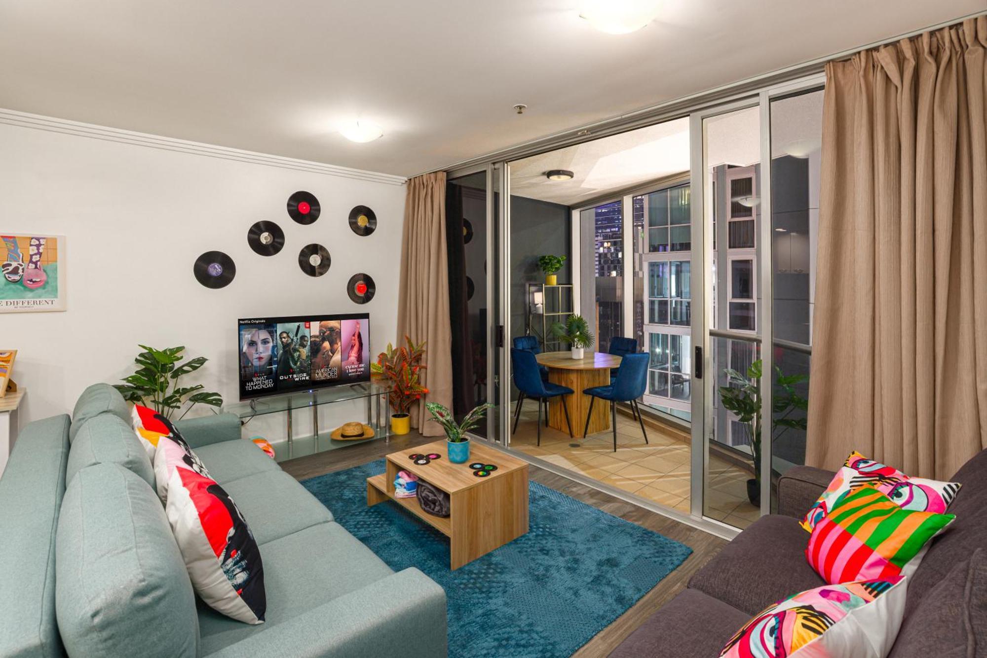 Retro Mania Cbd Sleeps 6 Car Park Included *