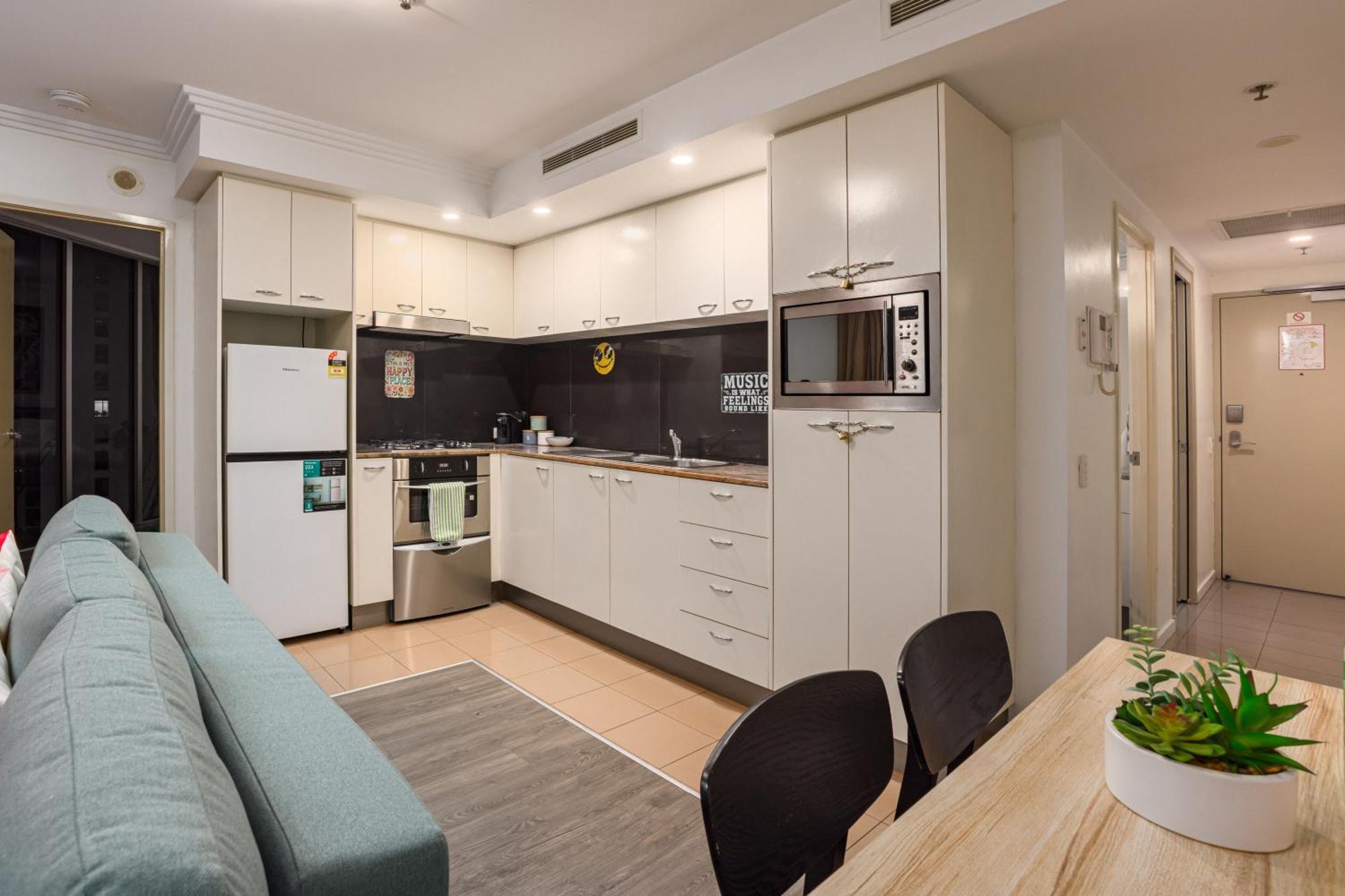 Retro Mania Cbd Sleeps 6 Car Park Included Apartment *