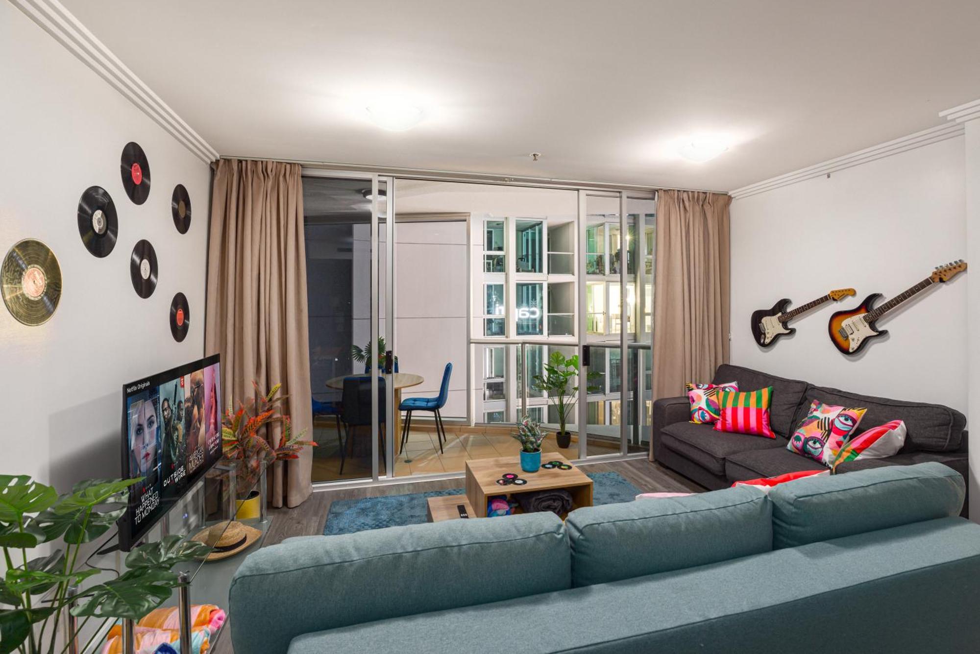 Retro Mania Cbd Sleeps 6 Car Park Included Apartment *