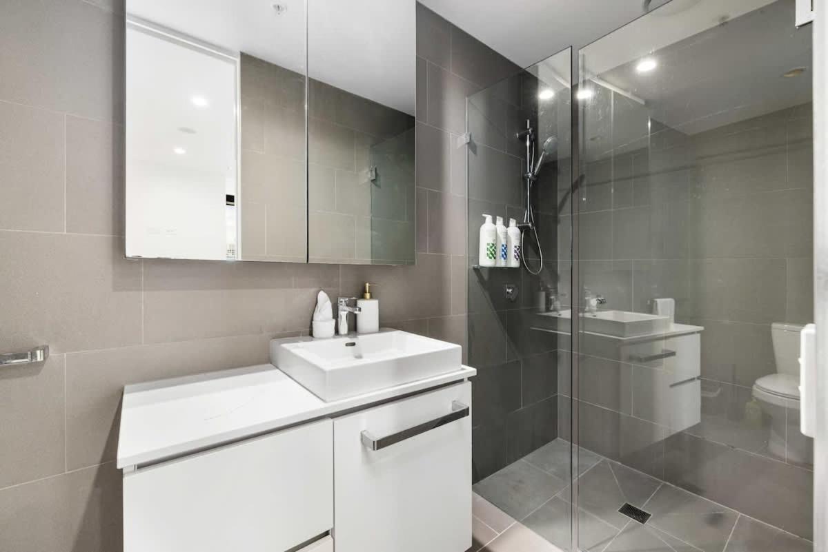 Stylish 2br Retreat Walk To Shop & Local Hotspots Apartment *