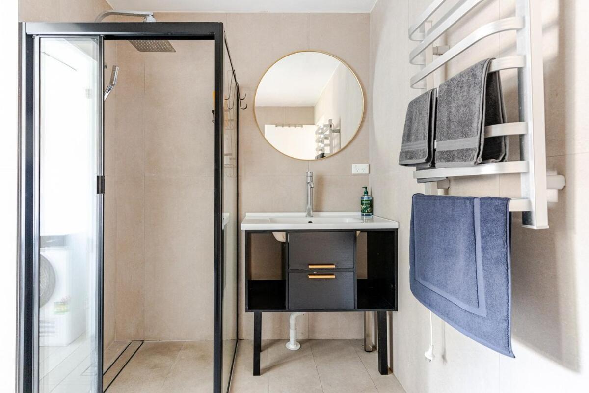 A5q Abnb-style 3br House With Balcony & 2 Free Parking Nr Portside Wharf Holiday home *