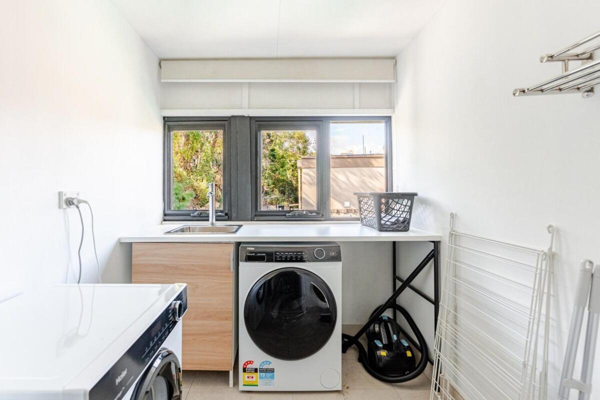 A5q Abnb-style 3br House With Balcony & 2 Free Parking Nr Portside Wharf Holiday home Brisbane