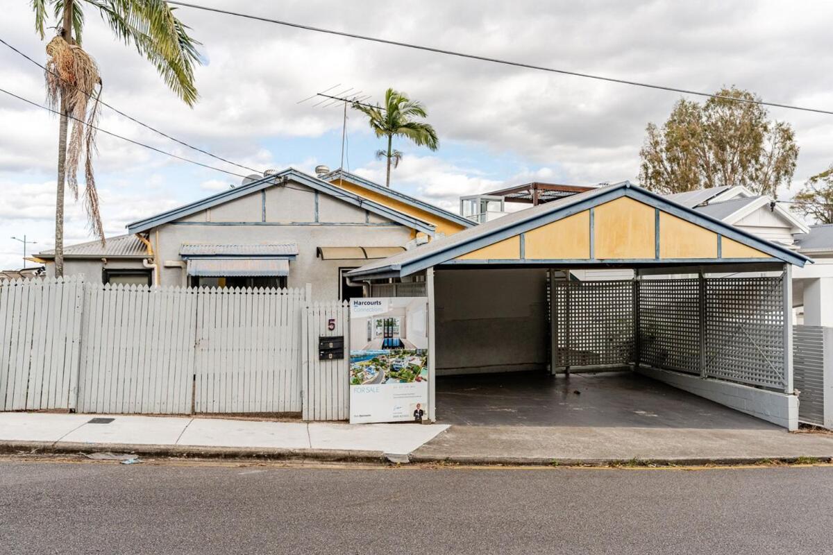 Holiday home A5q Abnb-style 3br House With Balcony & 2 Free Parking Nr Portside Wharf