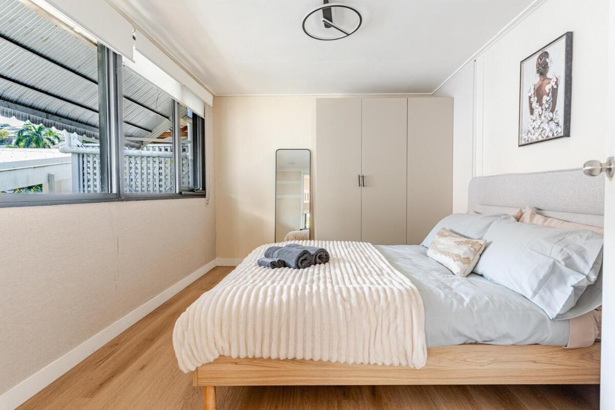 Holiday home A5q Abnb-style 3br House With Balcony & 2 Free Parking Nr Portside Wharf *