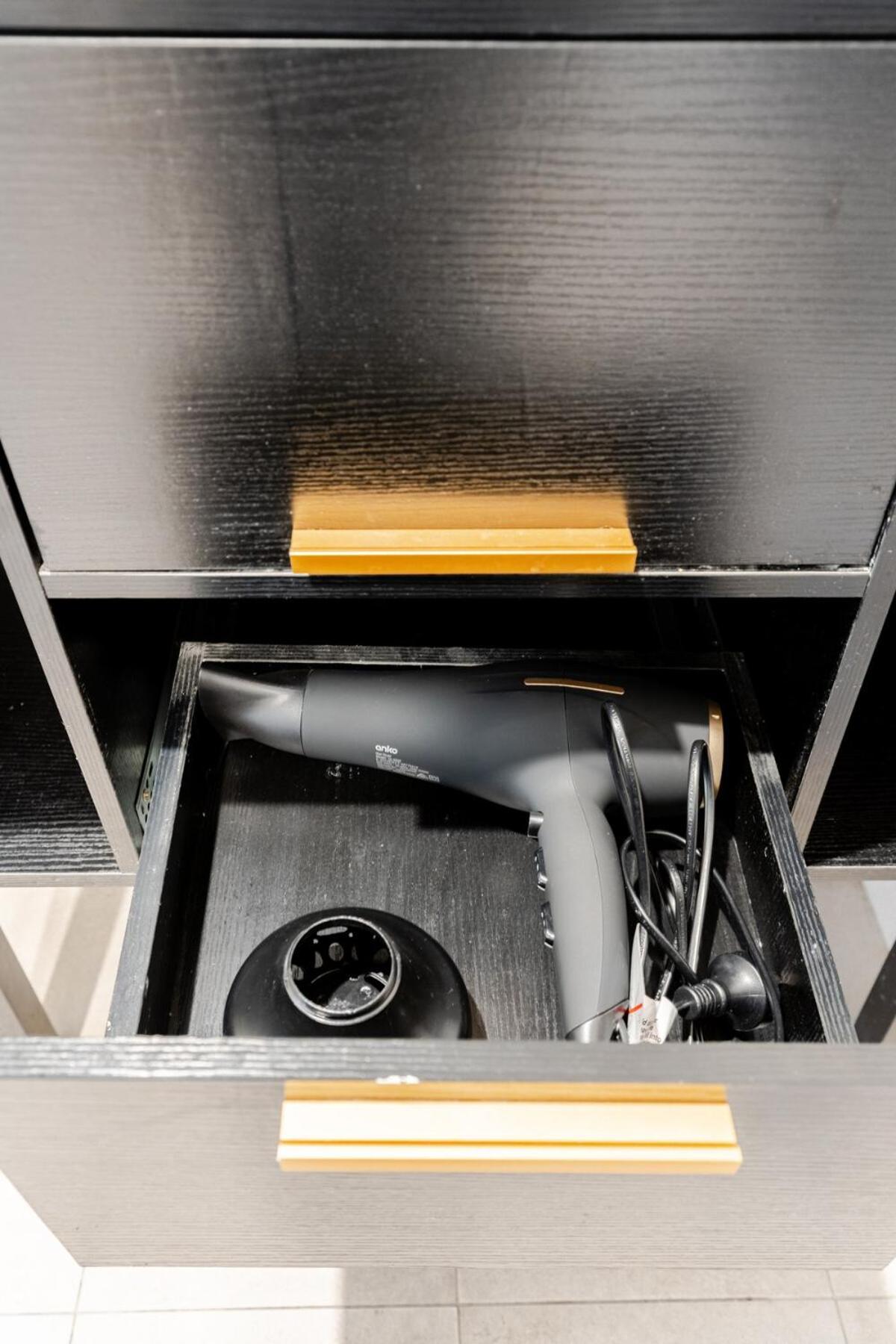 Holiday home A5q Abnb-style 3br House With Balcony & 2 Free Parking Nr Portside Wharf