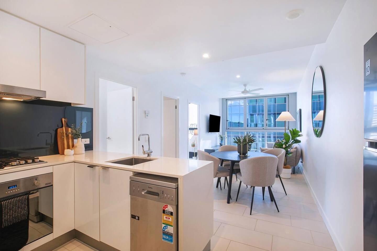 'oliva On Brookes' Chic Inner-city Escape With Pool Apartment