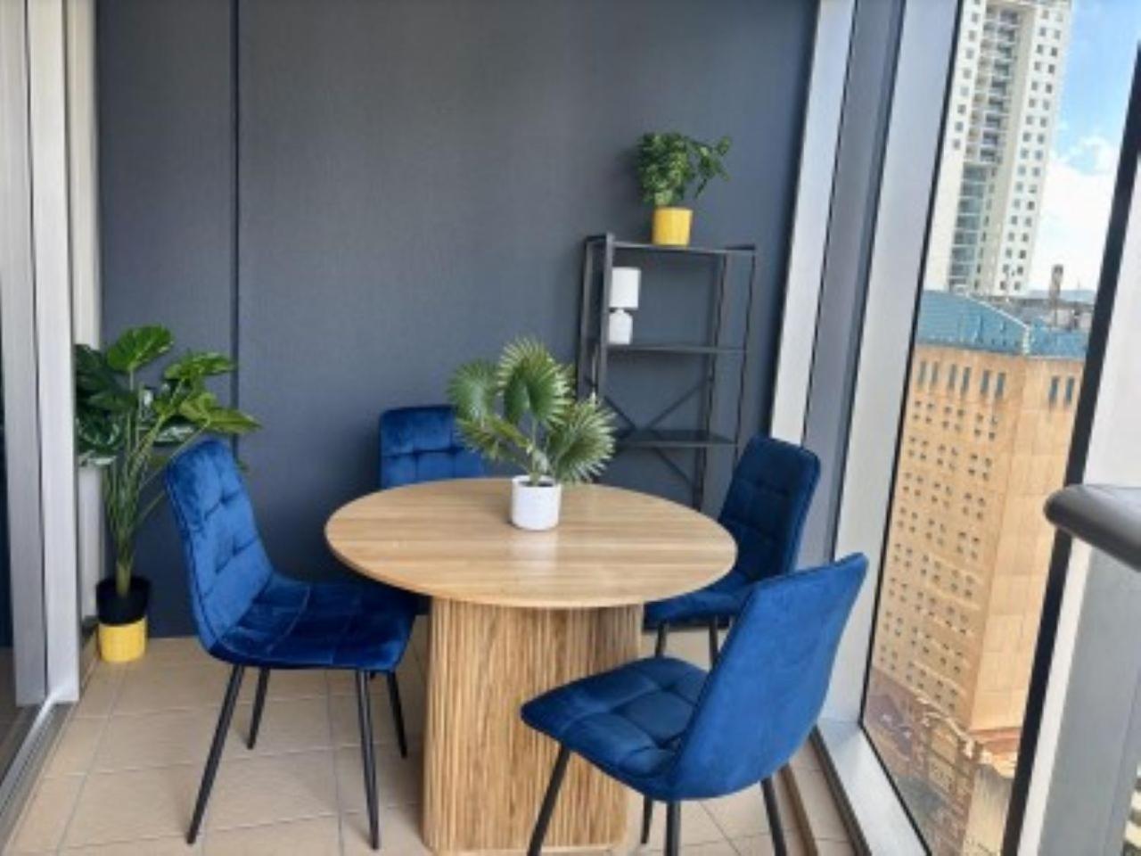 Retro Mania Cbd Sleeps 6 Car Park Included Apartment Brisbane