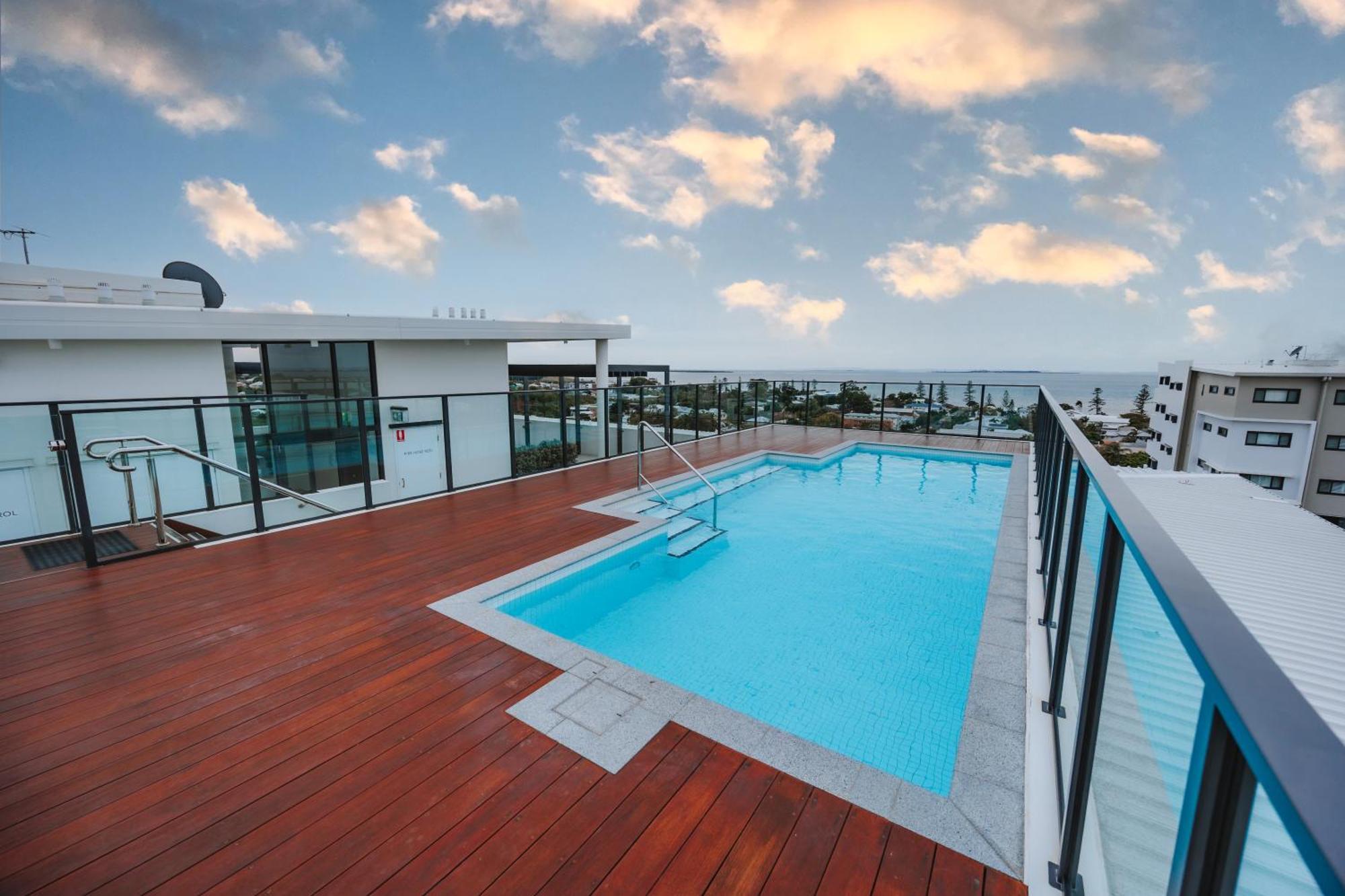 3-bedroom With Sea View, Rooftop Pool, Study & Free Parking *