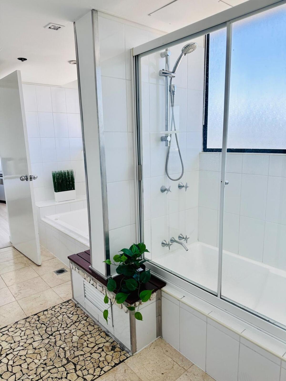 Quay To The City! Spacious, Stylish, Apartment *