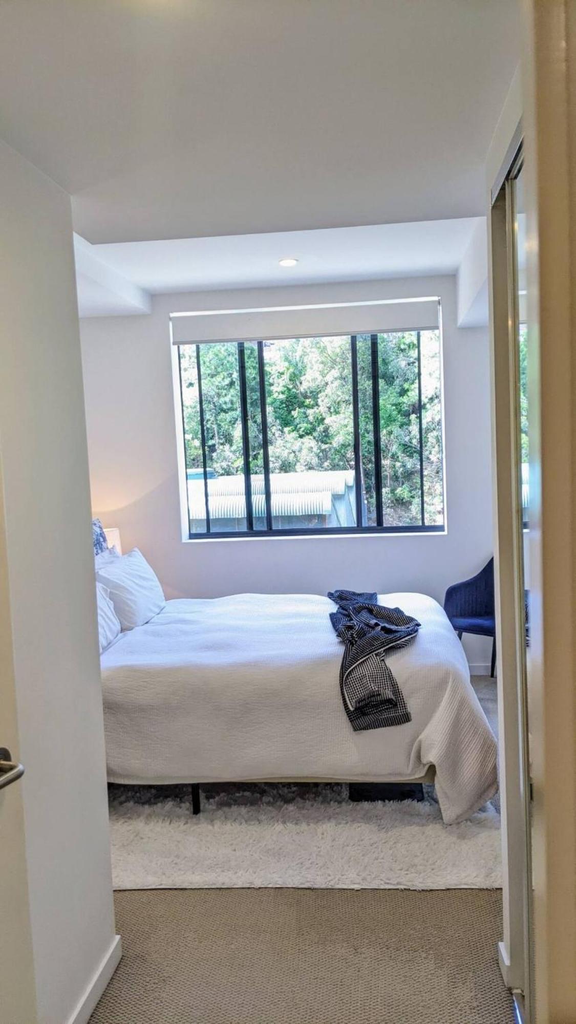 Located Within Walking Distance Of Great Breweries And Restaurants Apartment *