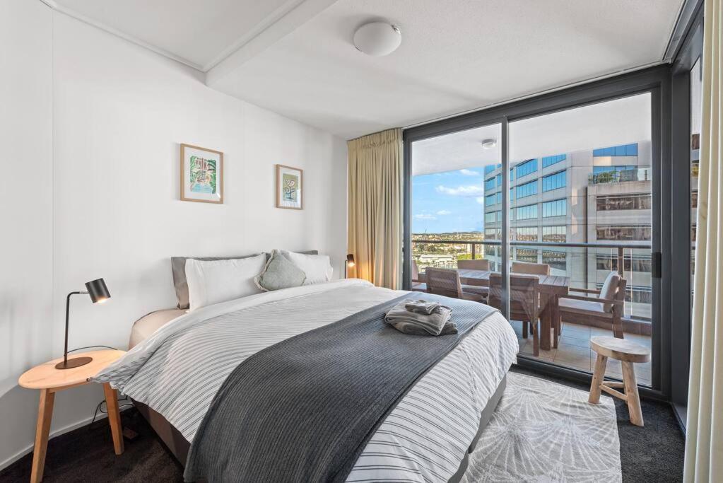 Apartment Of The Town! 2bed/2bath/1car/pool/views ~ Cbd *