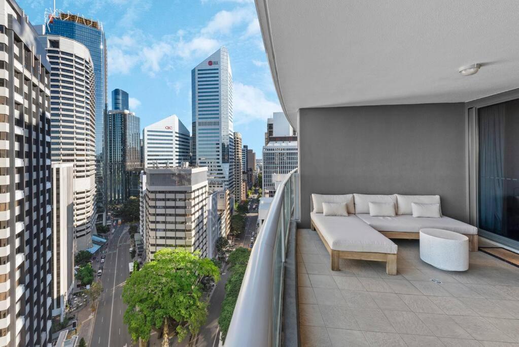 Of The Town! 2bed/2bath/1car/pool/views ~ Cbd Apartment *