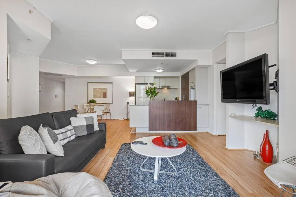 Inner-city Vibes! 2bed/1bath/1car/pool/balcony~cbd Apartment Brisbane