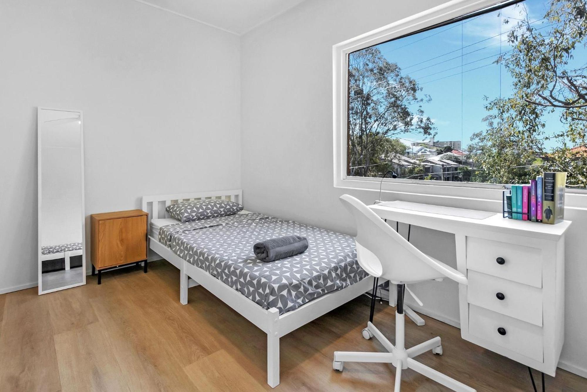 Apartment Charming 2-bed Near River & Brisbane