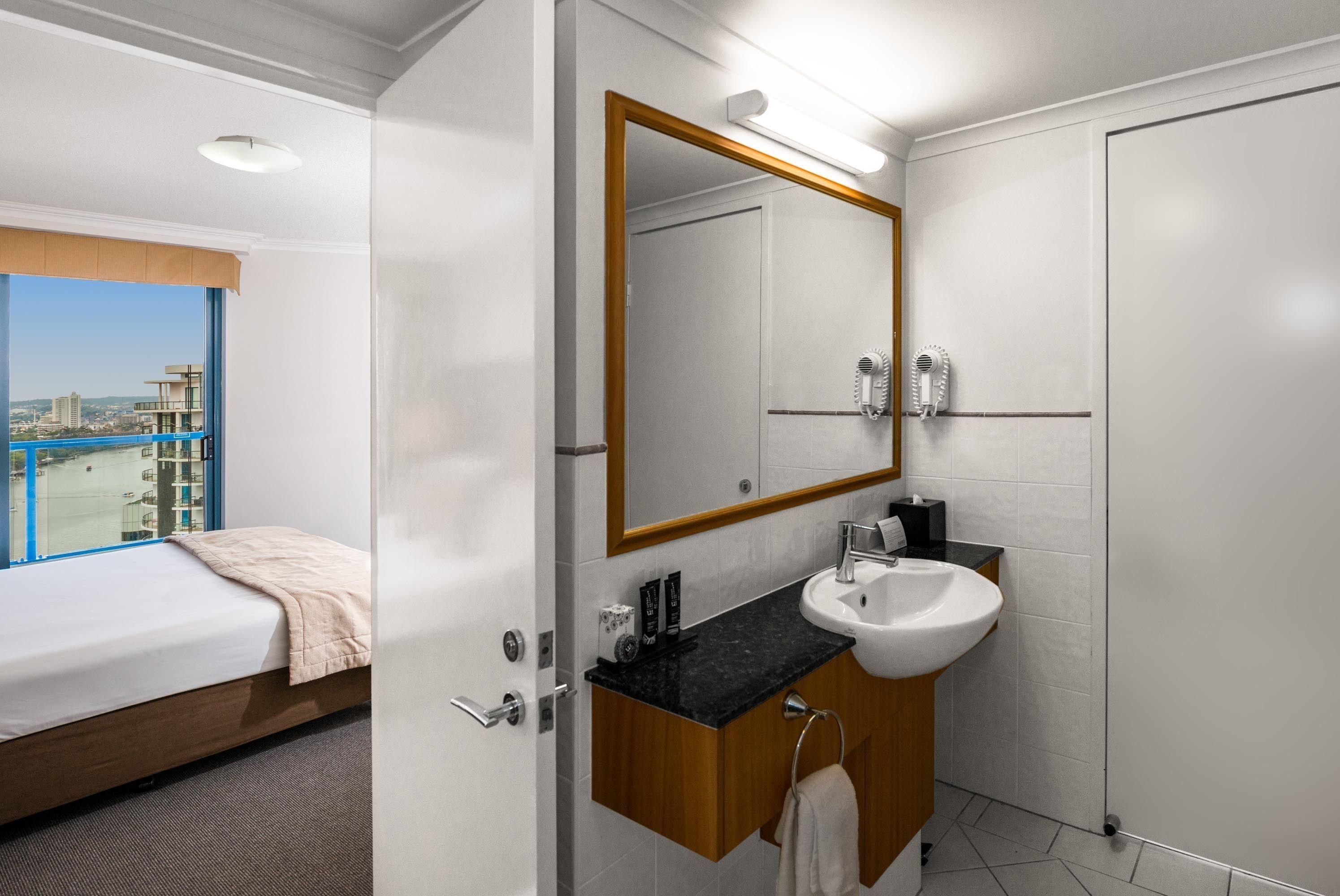 Hotel Mantra On Queen 4*