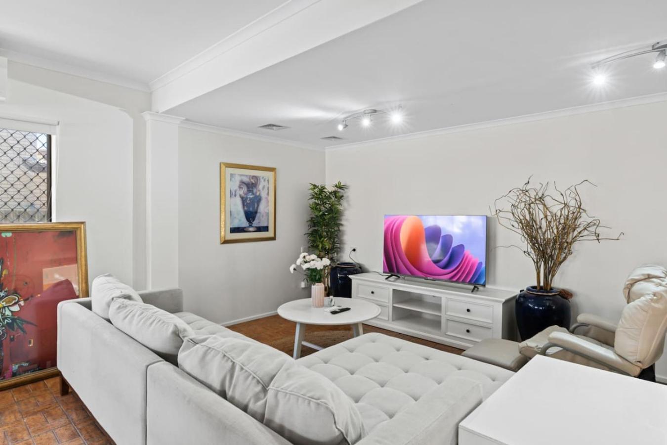 Sunny 4br With Pool In Prime Location *