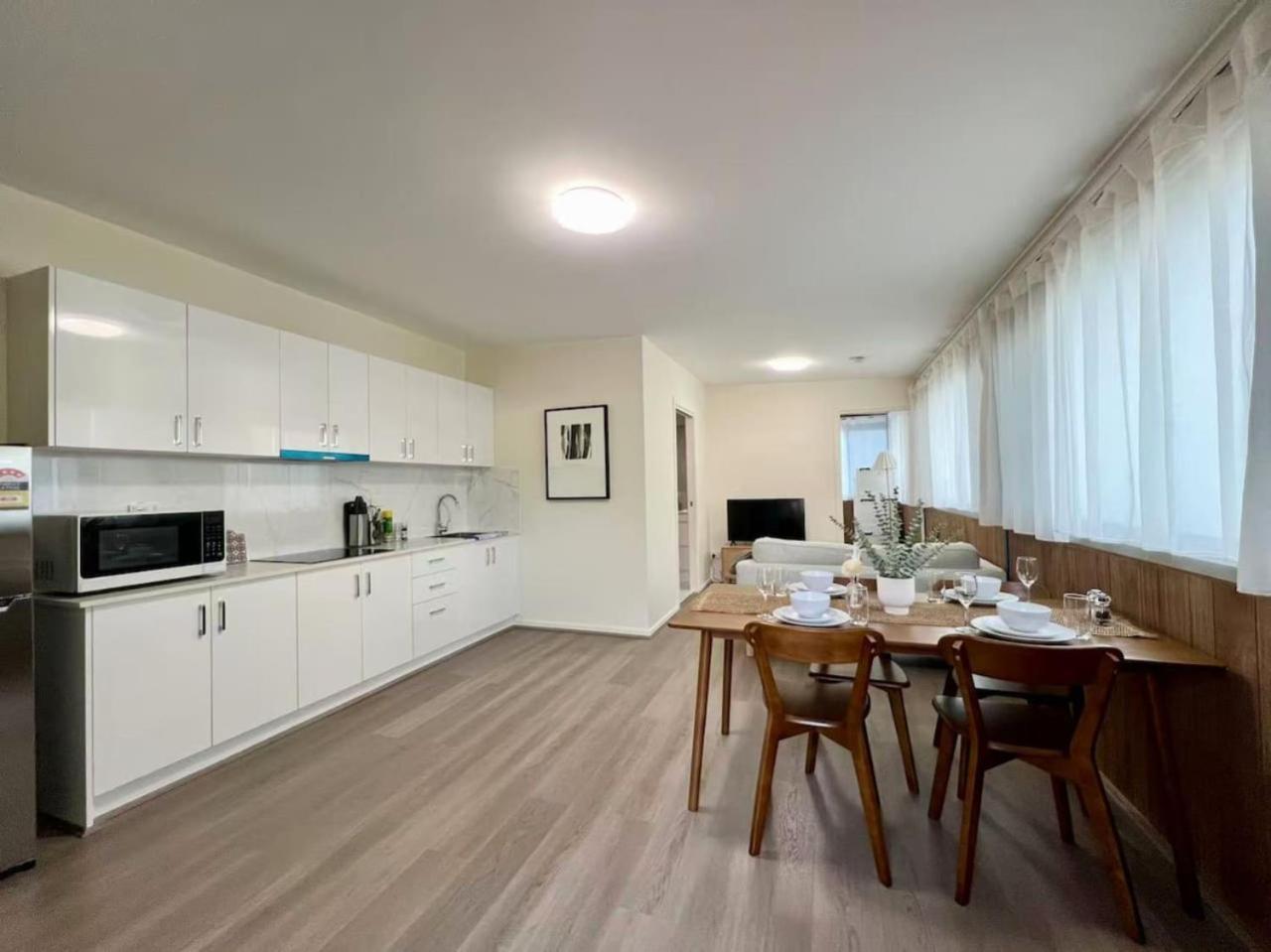 Private Spacious King Bed Walk To Hubs Holiday home