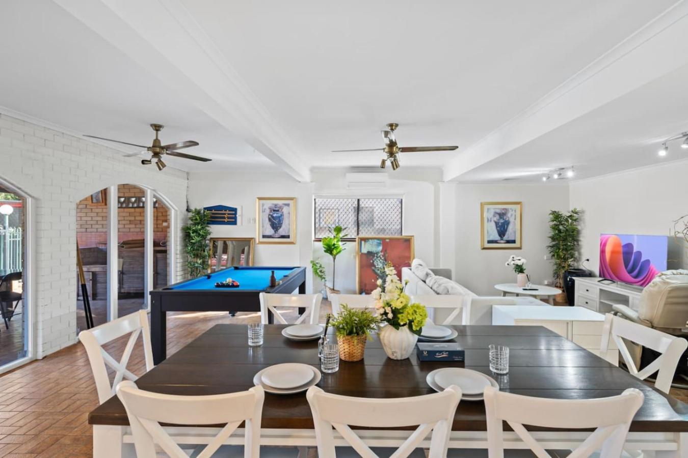 Sunny 4br With Pool In Prime Location Holiday home