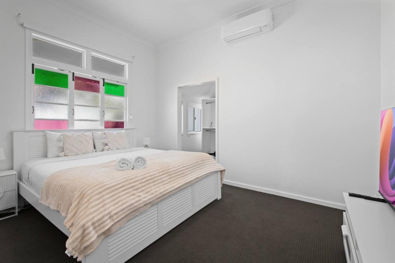 Stylish Escape With Balcony Near Rbwh And Cbd *