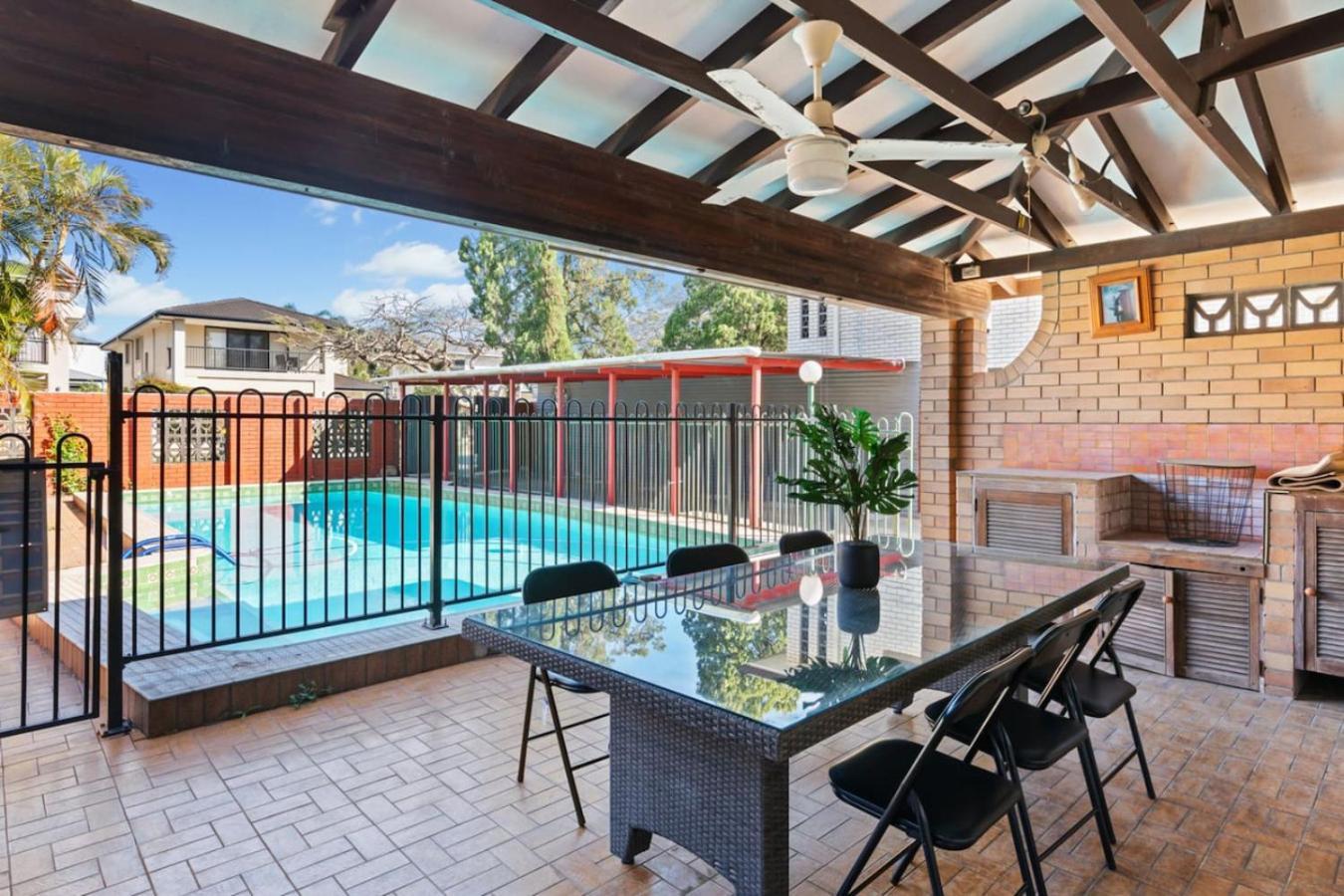 Holiday home Sunny 4br With Pool In Prime Location