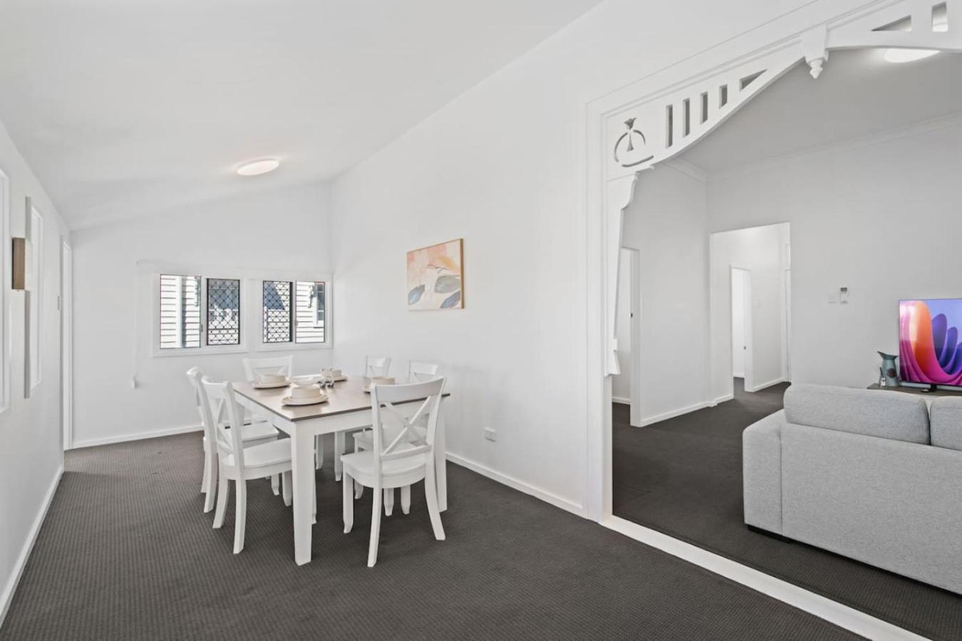 Stylish Escape With Balcony Near Rbwh And Cbd *