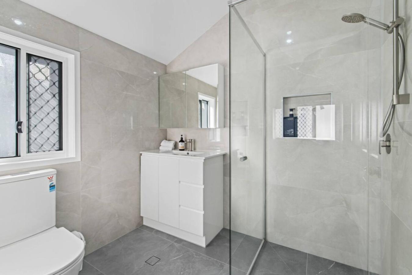 Stylish Escape With Balcony Near Rbwh And Cbd Holiday home *