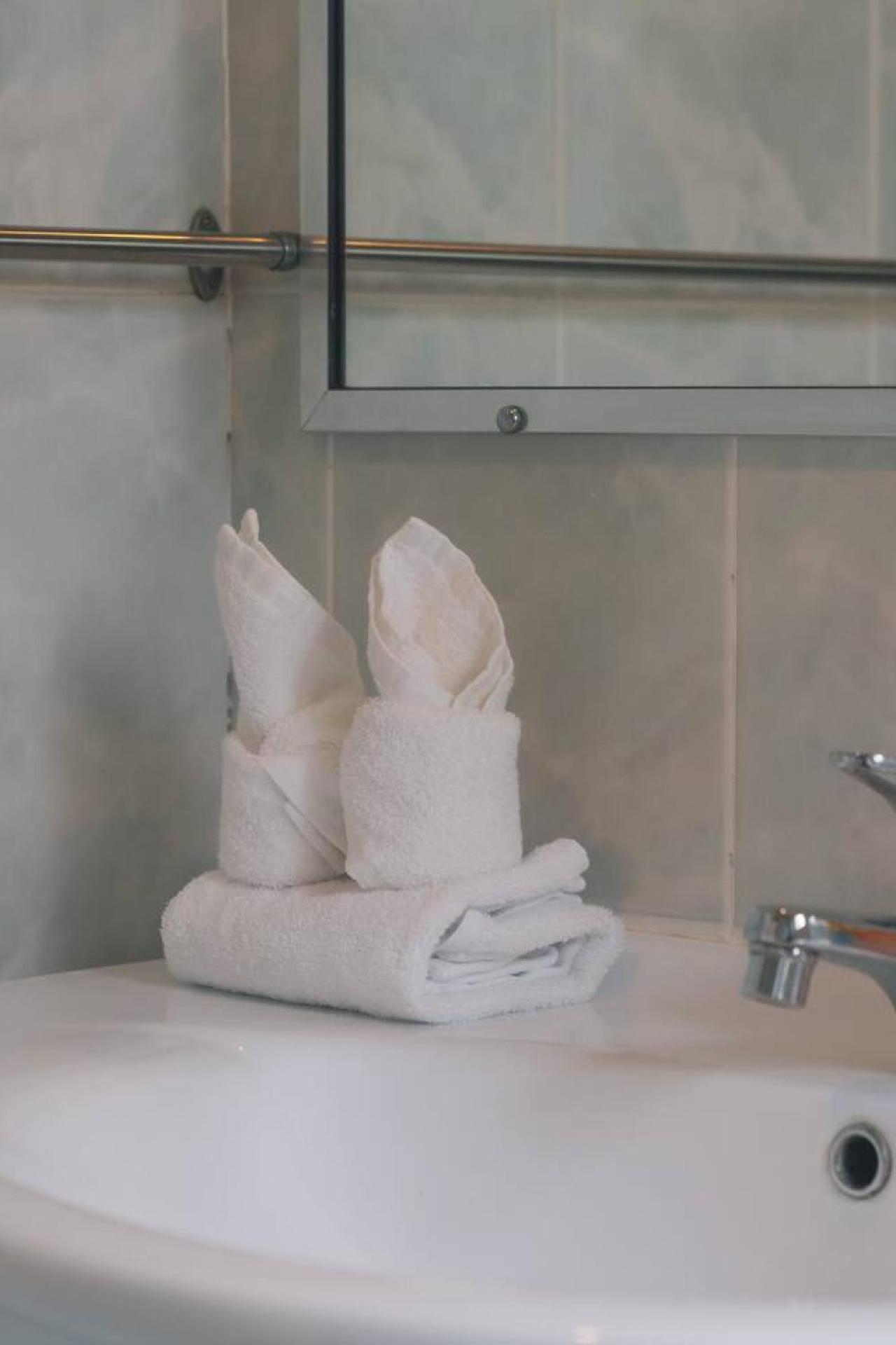 Urban Comfort Cozy And Convenient With A Shared Pool Holiday home *