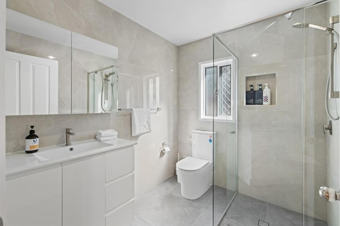 Private Comfort Two Beds In Master Near Rbwh Holiday home *