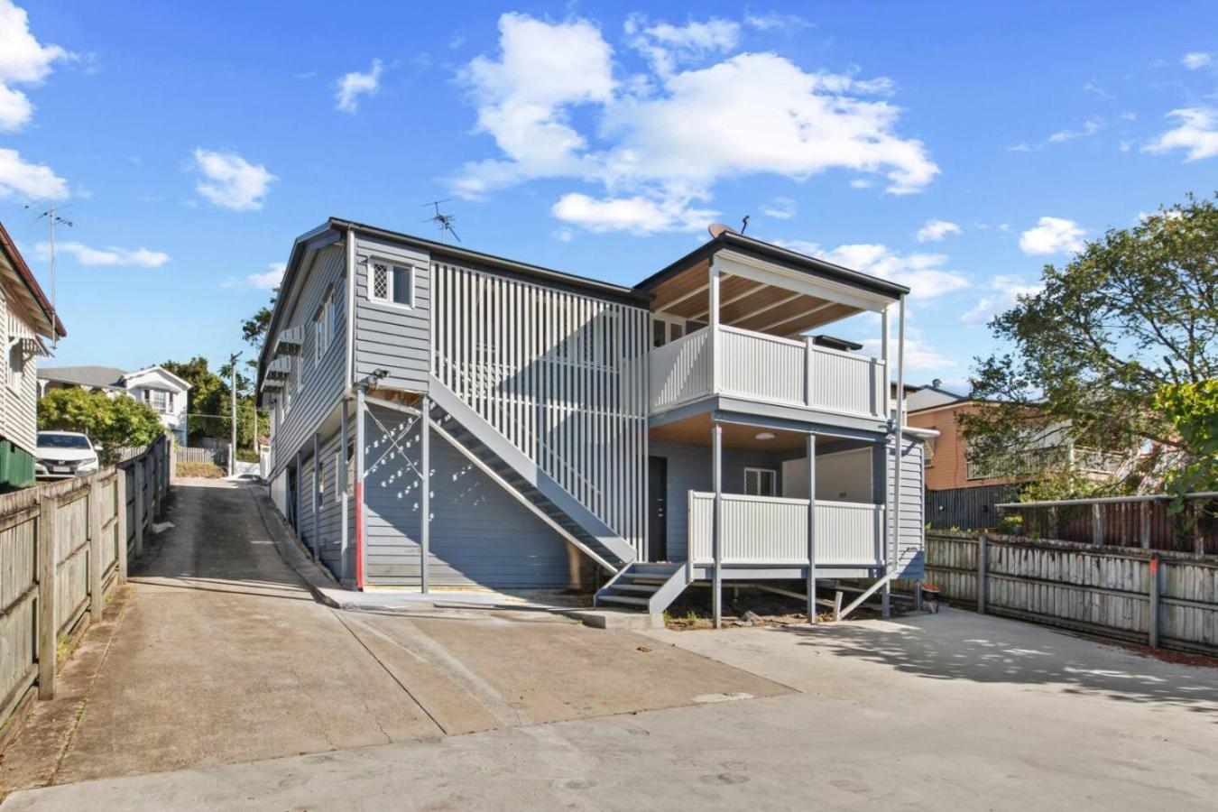 Stylish Escape With Balcony Near Rbwh And Cbd *