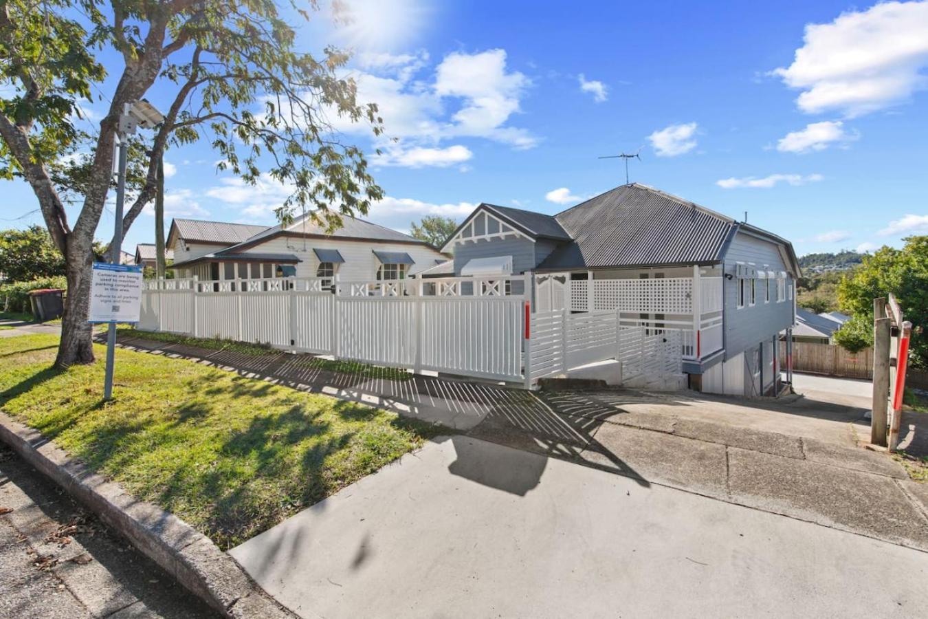 Holiday home Stylish Escape With Balcony Near Rbwh And Cbd *