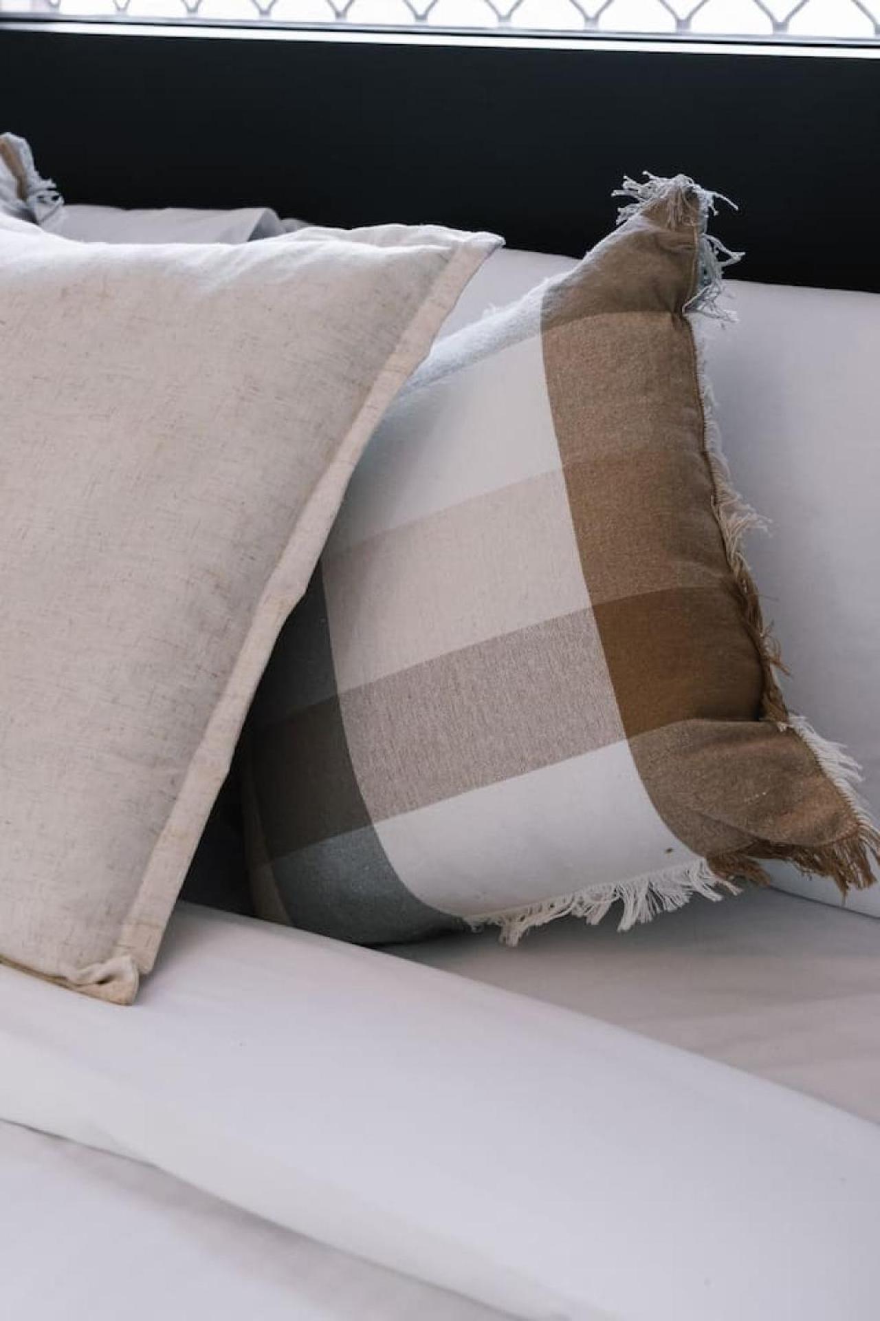 Sunny 4br With Pool In Prime Location *