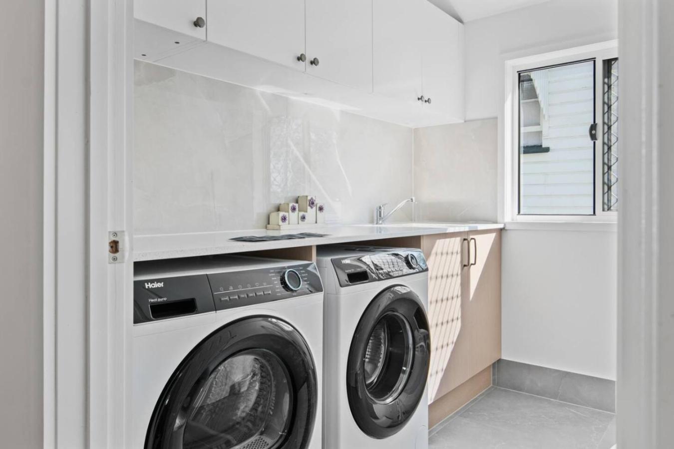 Holiday home Stylish Escape With Balcony Near Rbwh And Cbd