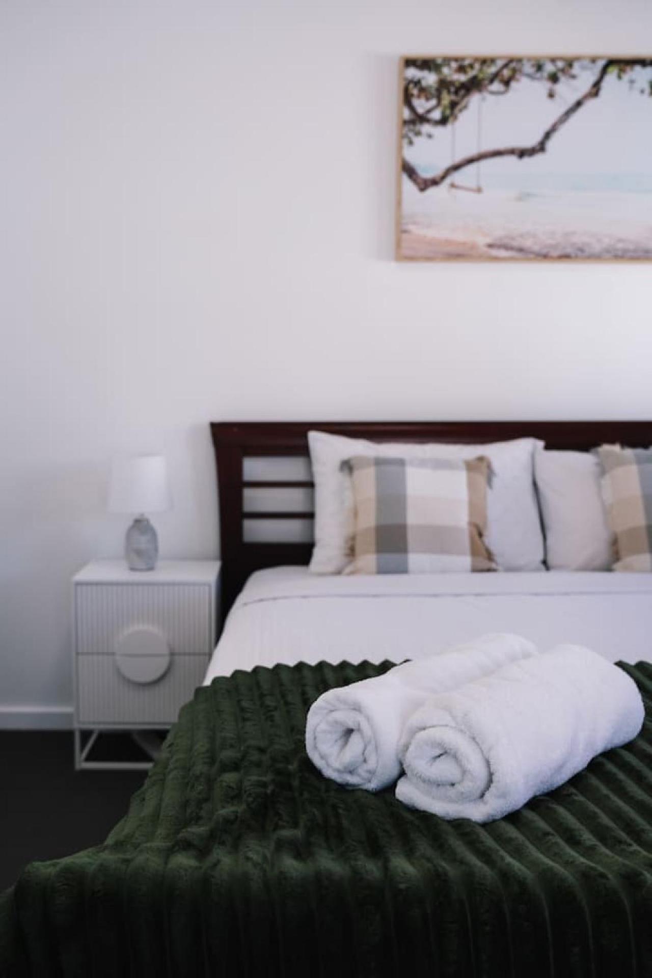 Stylish Escape With Balcony Near Rbwh And Cbd *