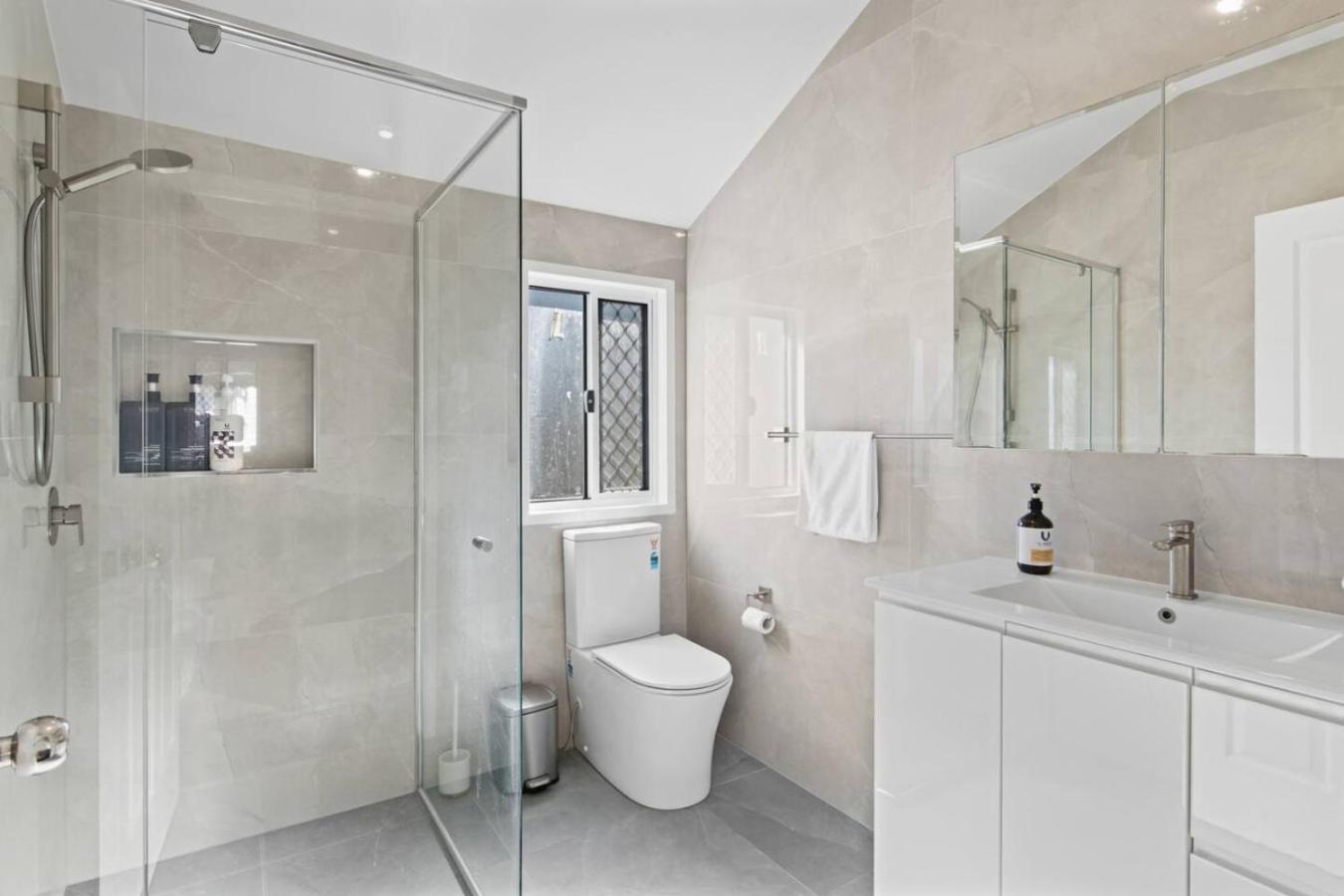 Stylish Escape With Balcony Near Rbwh And Cbd *