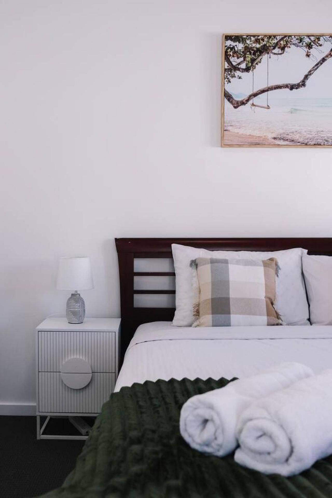 Stylish Escape With Balcony Near Rbwh And Cbd Holiday home