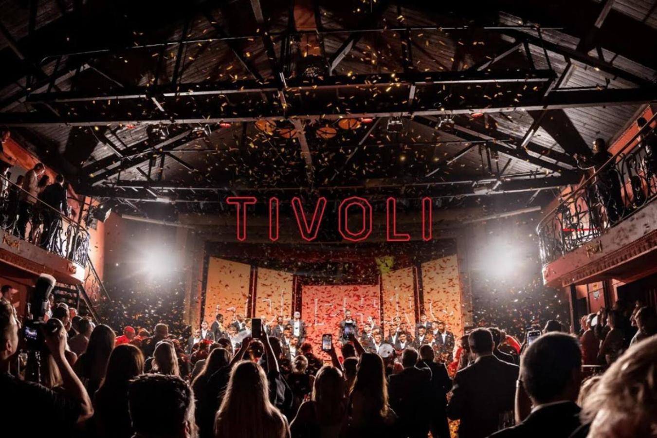 Stylish Escape With Balcony Near Rbwh And Cbd *