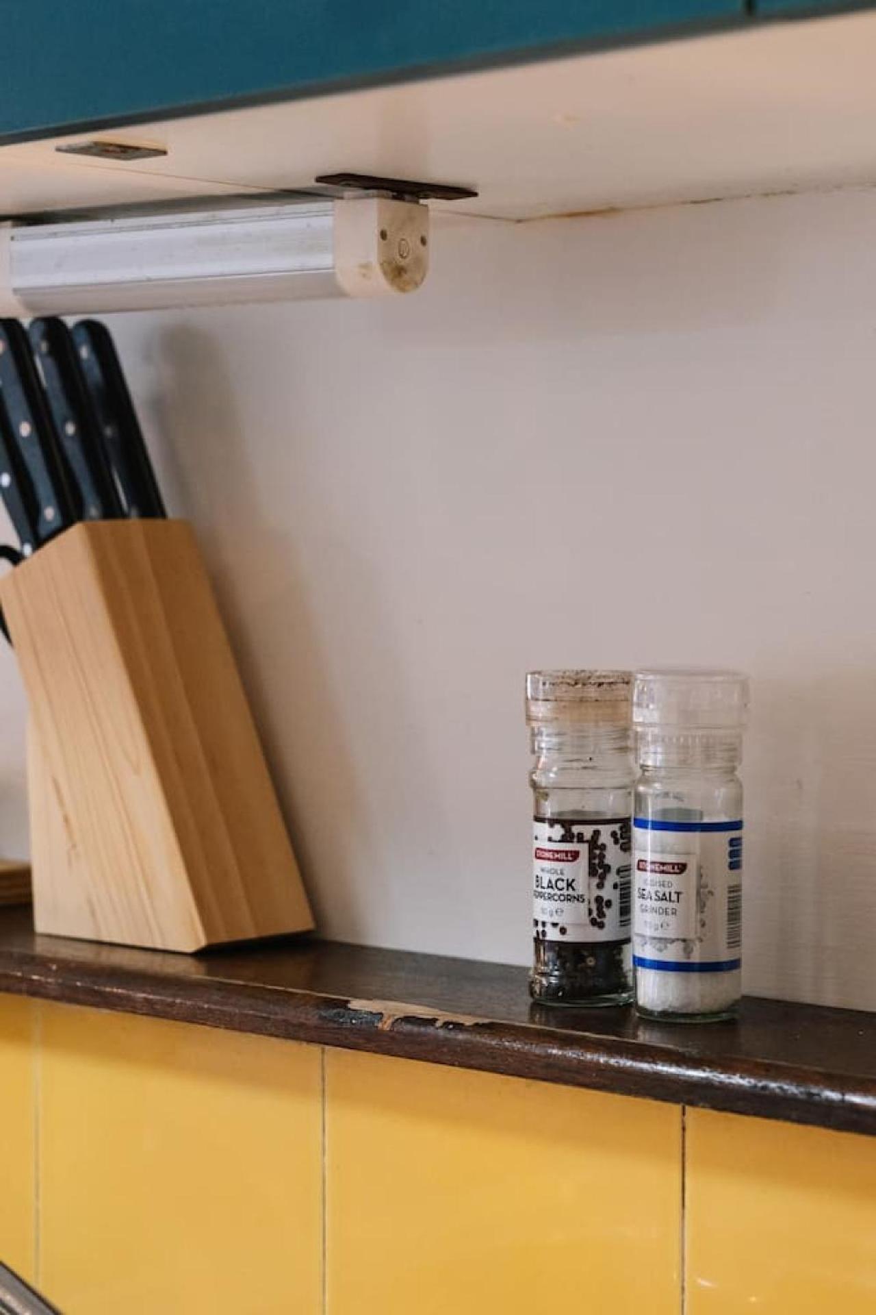 Sunny 4br With Pool In Prime Location *