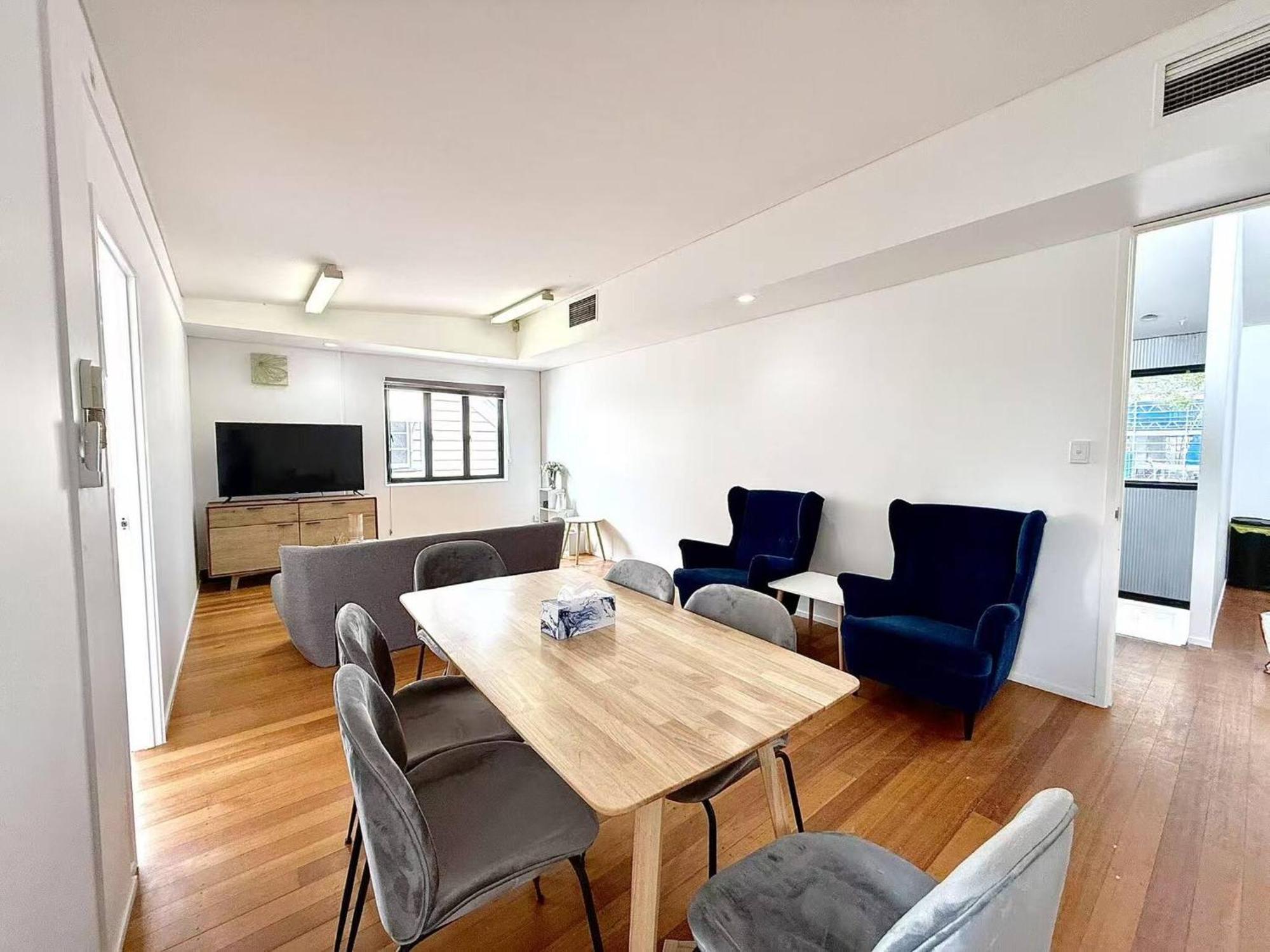 Family & Group Getaway - 5 Bedrooms, 12 Guests Apartment *