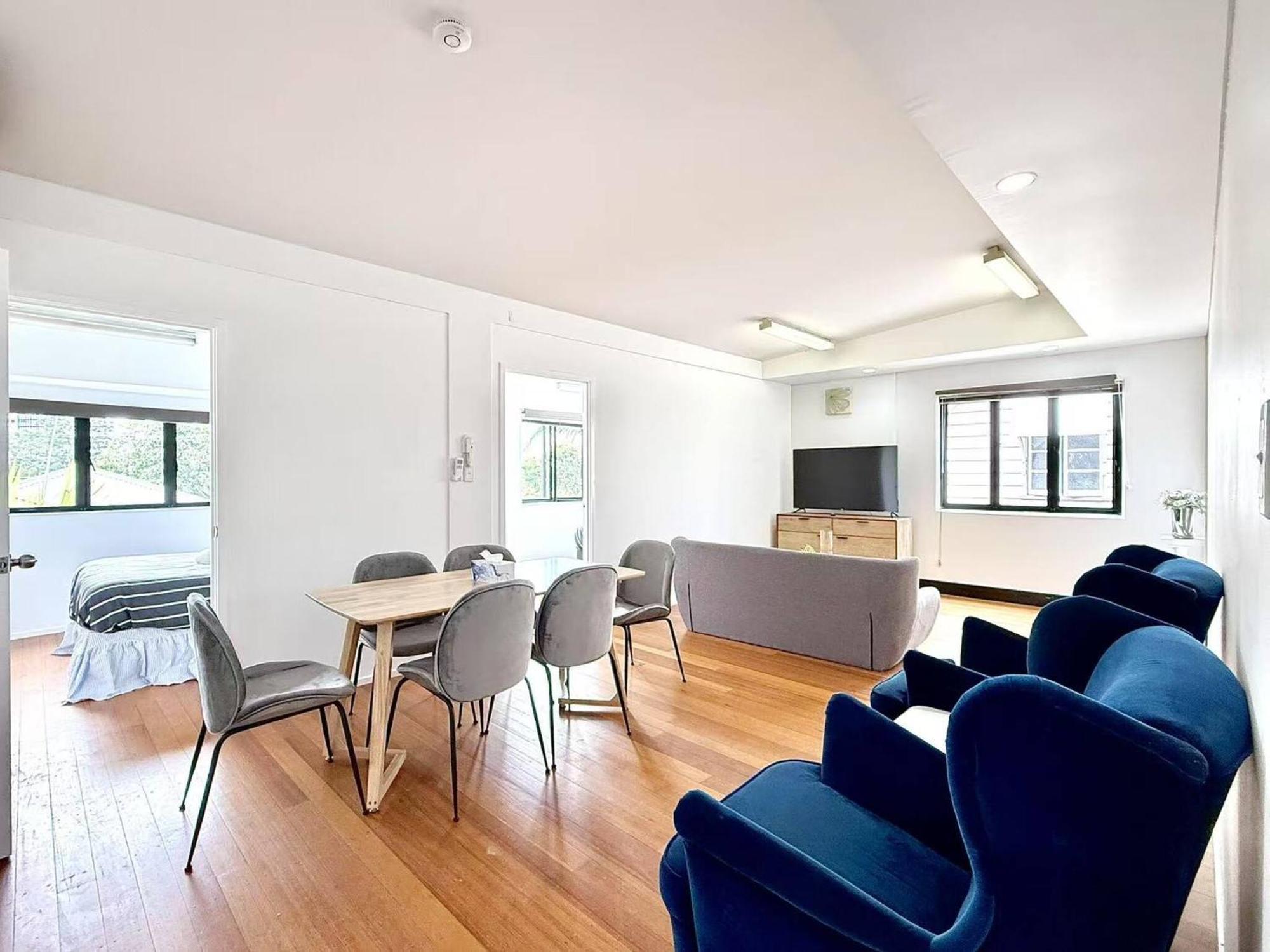 Apartment Family & Group Getaway - 5 Bedrooms, 12 Guests *