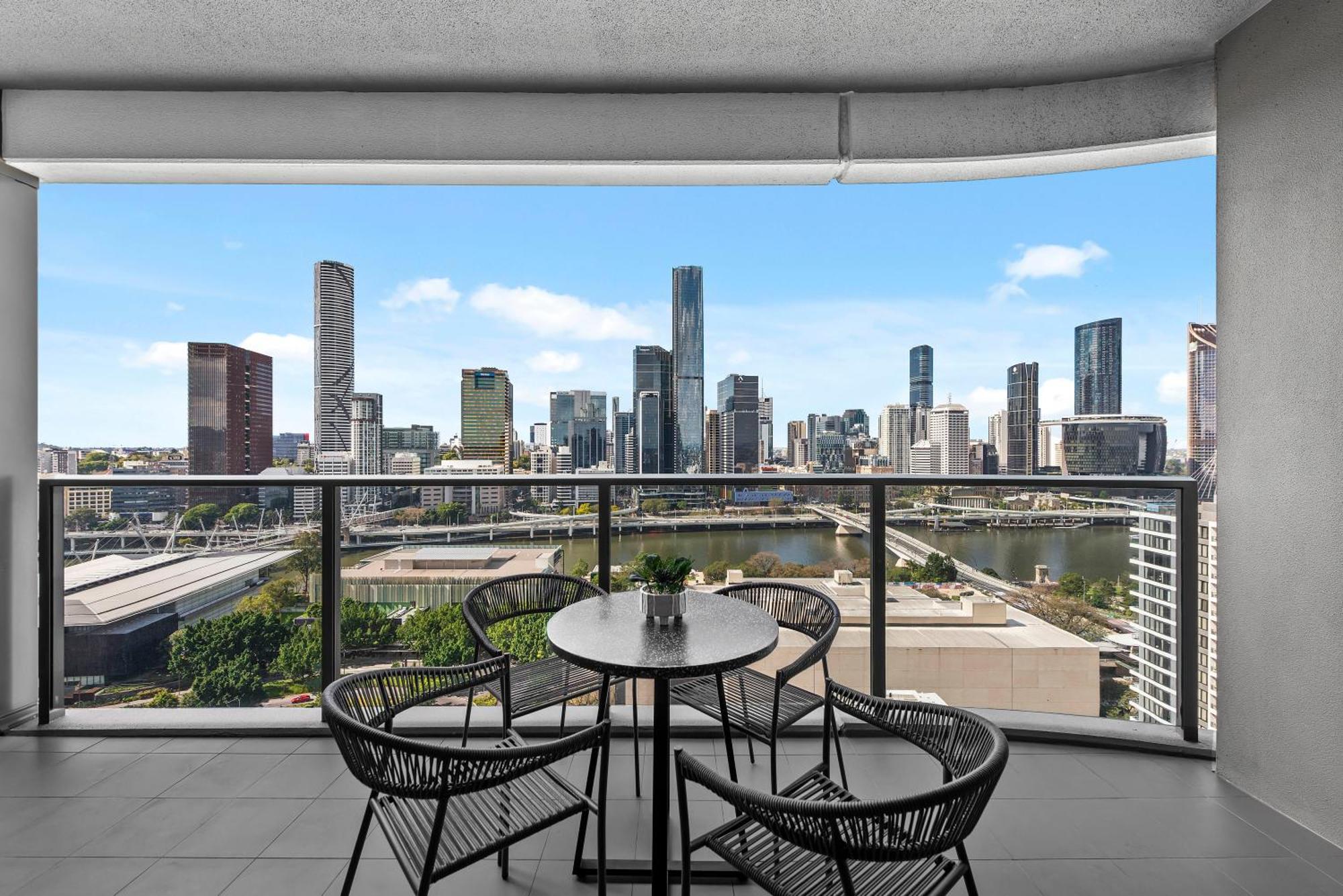 Stunning And River Views With Parking And Pool *