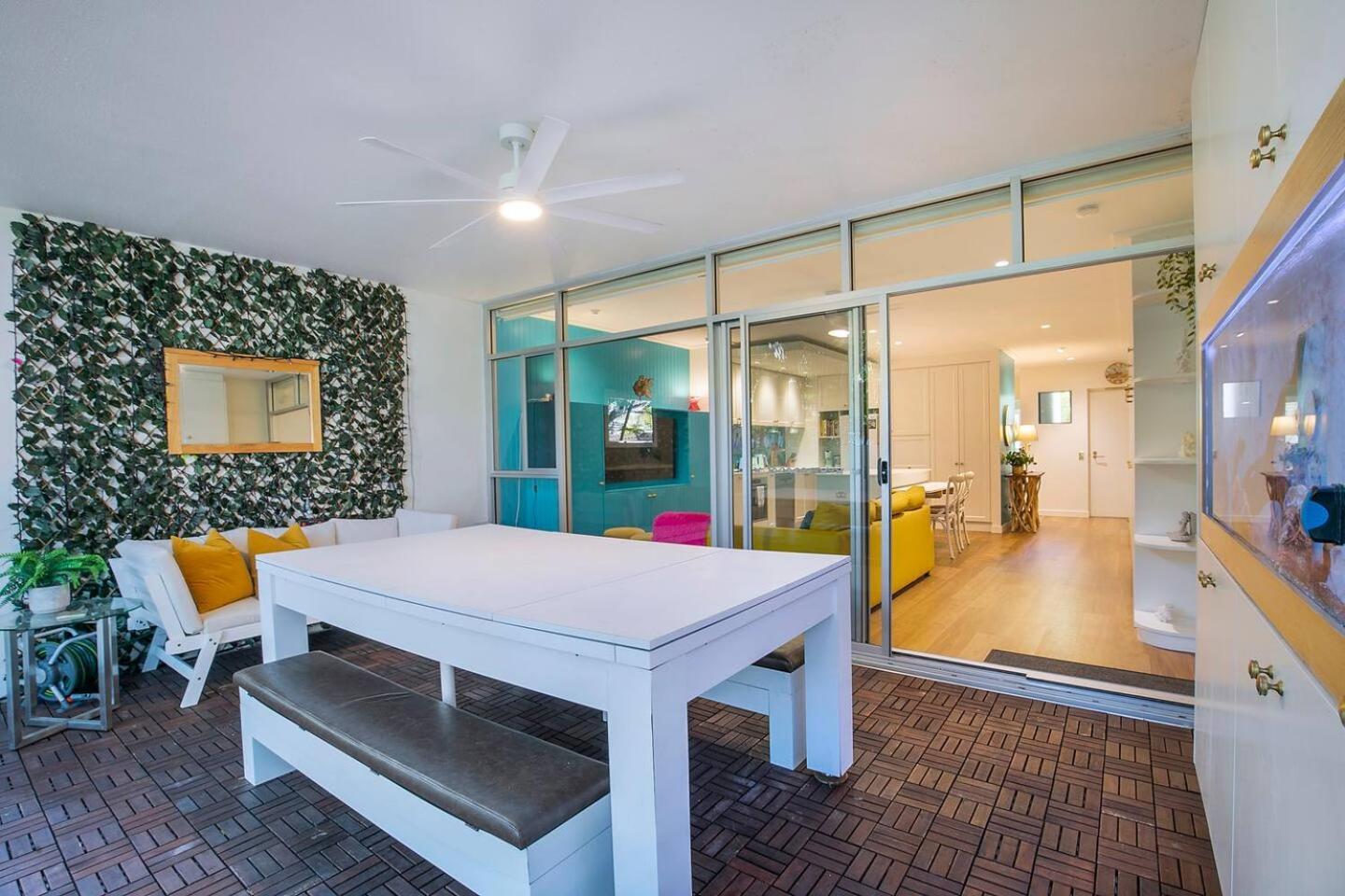 The Fish Bowl - Vibrant Riverside Escape With Pool Apartment Brisbane