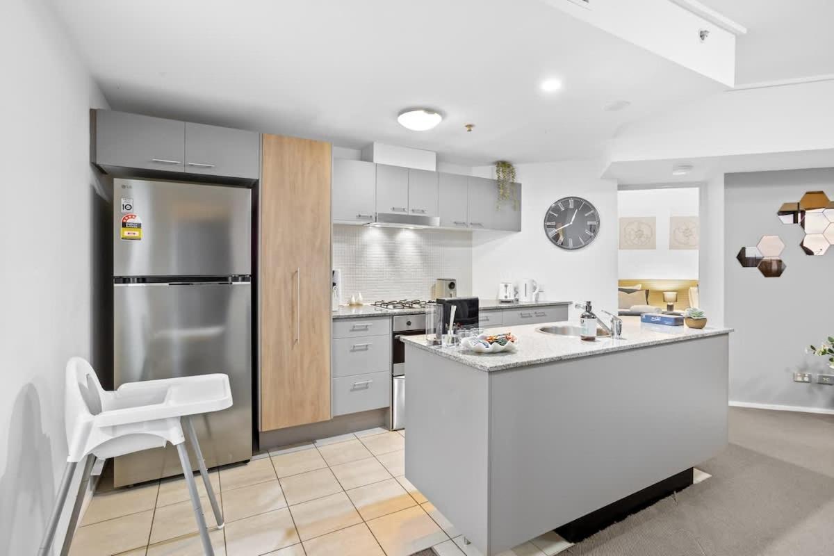 Modern 2br In Cbd Free Parking And Pool Apartment