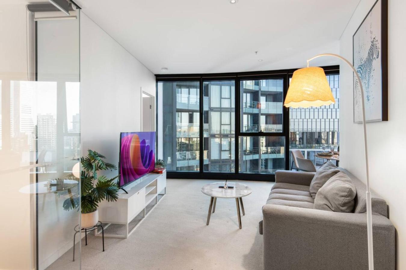 Sky Tower Elegance Balcony Gym Pool And Cbd Access Apartment