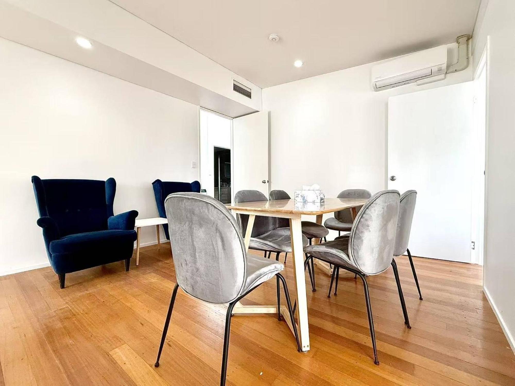 Family & Group Getaway - 5 Bedrooms, 12 Guests Apartment Brisbane